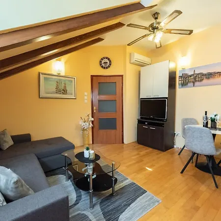Coast Apartment *