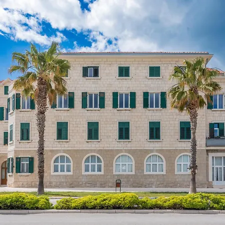 Coast Apartment Split
